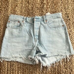 Levi’s Wedgie Short light wash jean shorts